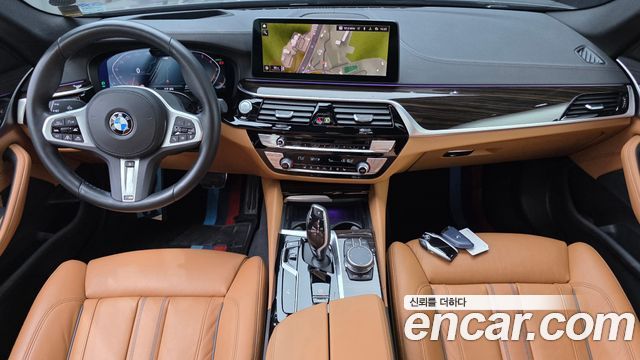 BMW 5-Series 2022 — photo 10