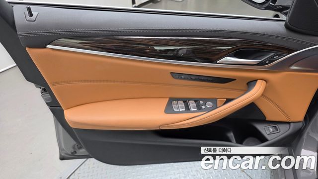 BMW 5-Series 2022 — photo 14