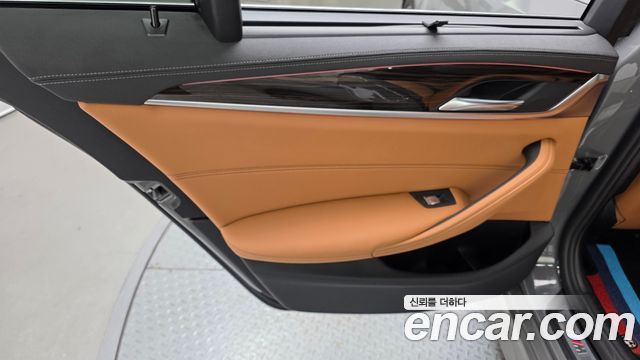 BMW 5-Series 2022 — photo 15