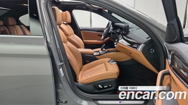 BMW 5-Series 2022 — photo 16