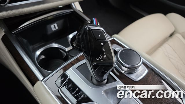 BMW 7-Series 2016 — photo 9