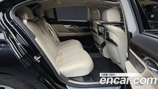 BMW 7-Series 2016 — photo 12