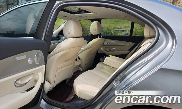 Mercedes-Benz E-Class 2019 — photo 11