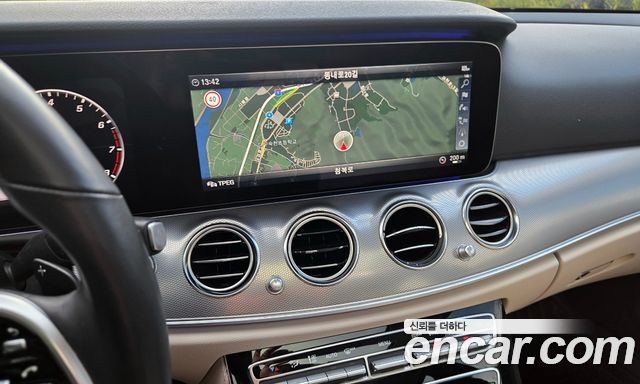 Mercedes-Benz E-Class 2019 — photo 12
