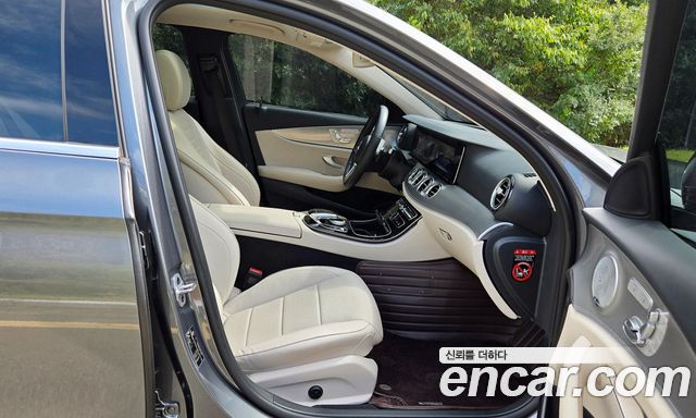 Mercedes-Benz E-Class 2019 — photo 16