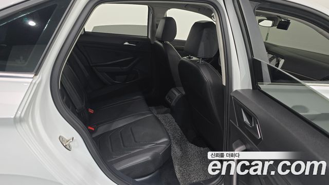 Volkswagen Jetta 2021 — photo 17