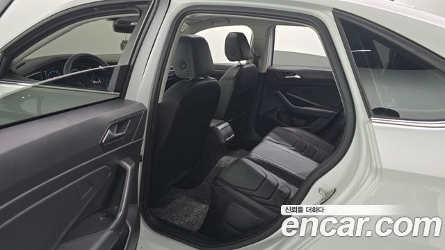 Volkswagen Jetta 2021 — photo 18