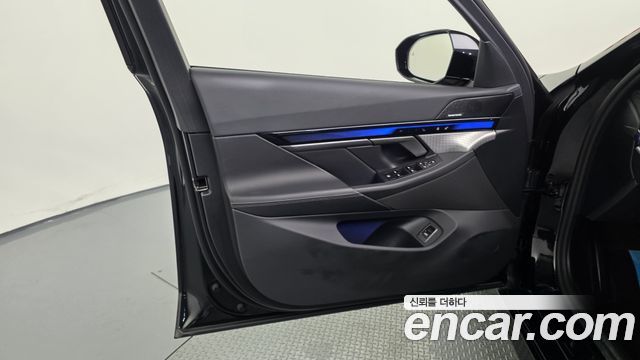 BMW 5-Series 2025 — photo 14