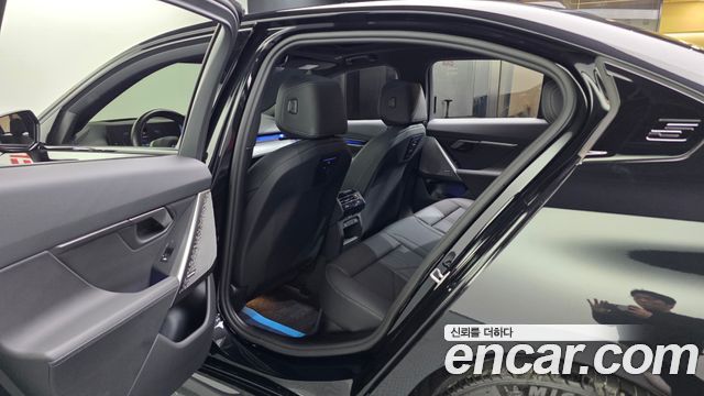 BMW 5-Series 2025 — photo 16