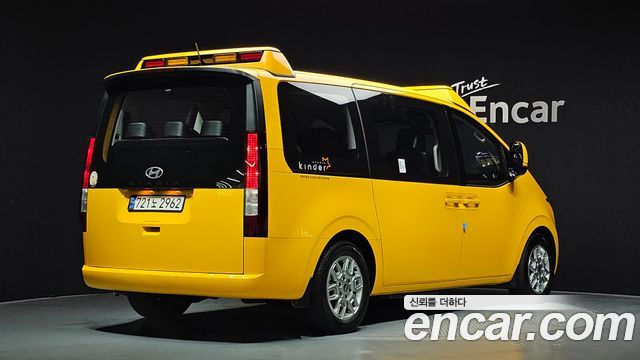 Hyundai Staria 2025 — photo 2