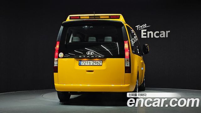 Hyundai Staria 2025 — photo 4