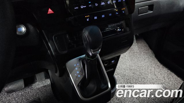 Hyundai Staria 2025 — photo 12