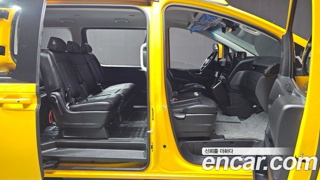 Hyundai Staria 2025 — photo 16