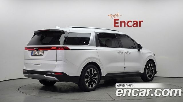 Kia Canival 2023 — photo 2