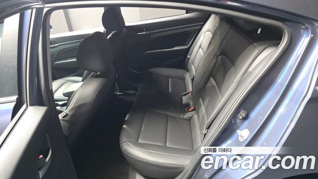 Hyundai AVANTE 2018 — photo 11