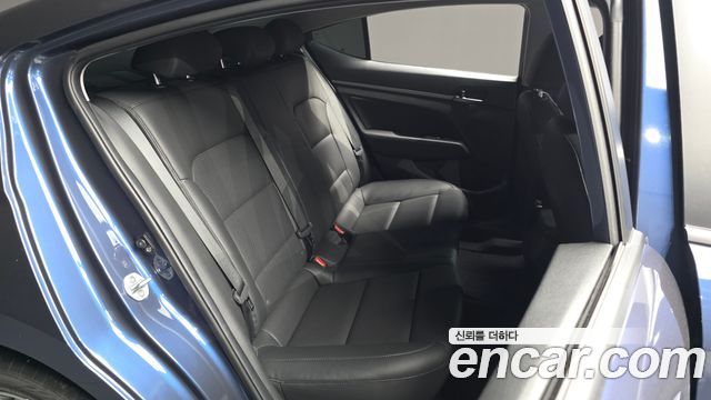 Hyundai AVANTE 2018 — photo 12