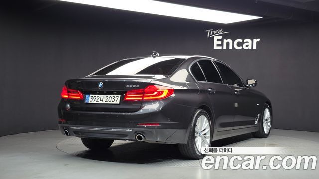 BMW 5-Series 2018 — photo 2