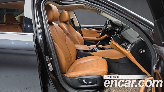BMW 5-Series 2018 — photo 11