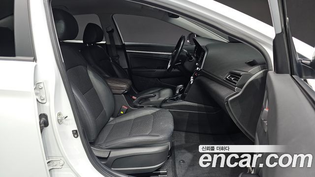Hyundai AVANTE 2020 — photo 16