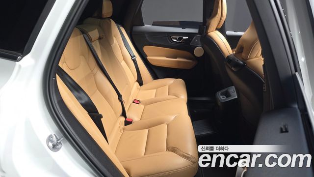Volvo XC60 2023 — photo 18