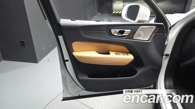 Volvo XC60 2023 — photo 14