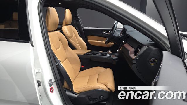 Volvo XC60 2023 — photo 16