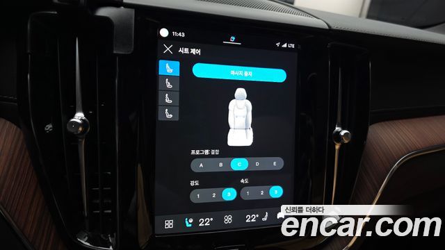 Volvo XC60 2023 — photo 29