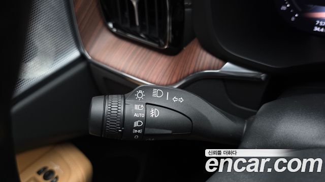 Volvo XC60 2023 — photo 31