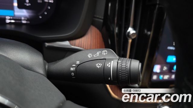 Volvo XC60 2023 — photo 32