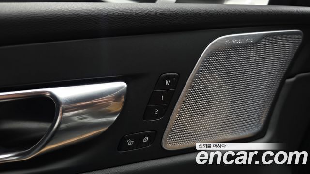 Volvo XC60 2023 — photo 35