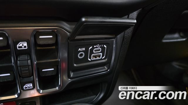 Jeep Wrangler 2020 — photo 24