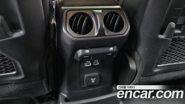 Jeep Wrangler 2020 — photo 25