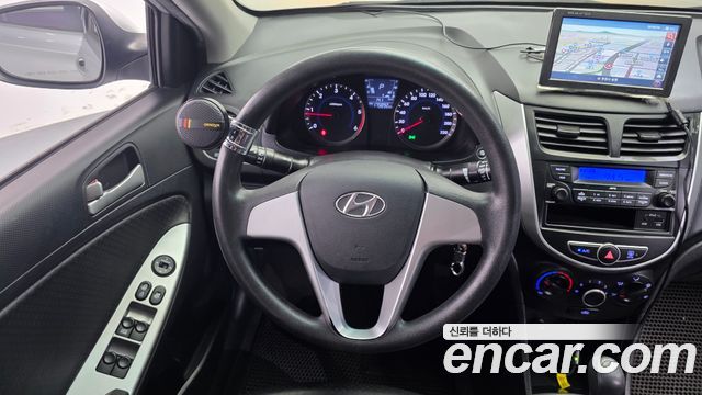 Hyundai Accent 2012 — photo 13