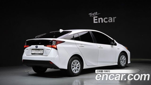 Toyota Prius 2019 — photo 2