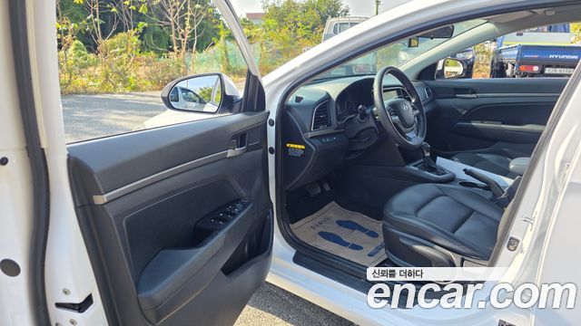 Hyundai AVANTE 2018 — photo 10