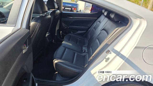 Hyundai AVANTE 2018 — photo 11