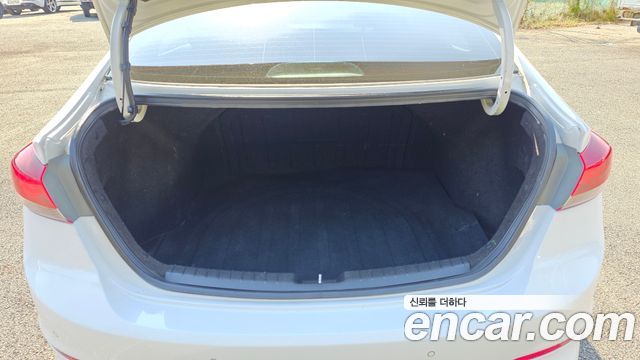 Hyundai AVANTE 2018 — photo 16
