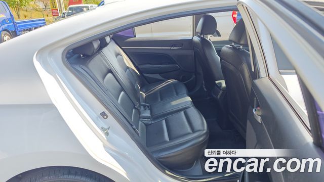 Hyundai AVANTE 2018 — photo 17