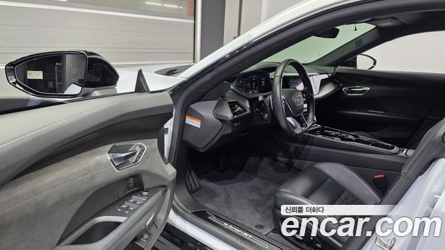 Audi e-tron GT 2022 — photo 11