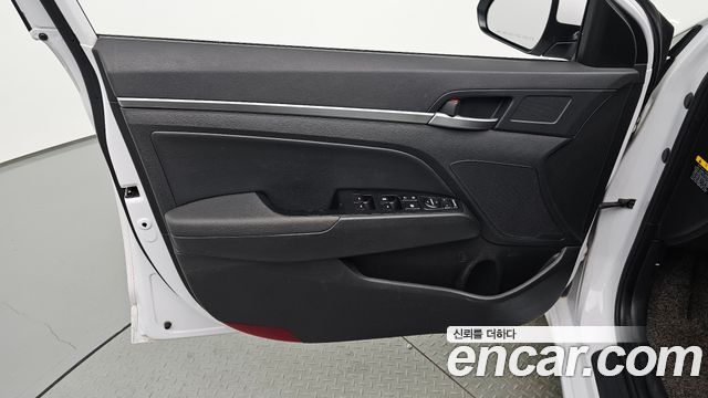 Hyundai AVANTE 2019 — photo 14