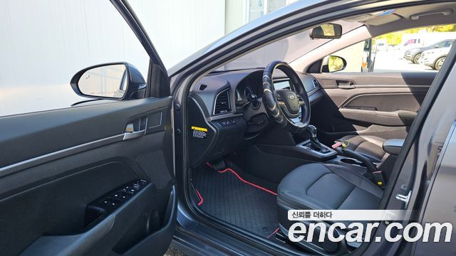 Hyundai AVANTE 2018 — photo 13