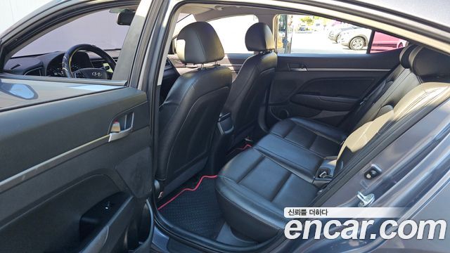 Hyundai AVANTE 2018 — photo 18