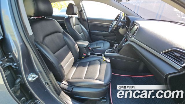 Hyundai AVANTE 2018 — photo 16