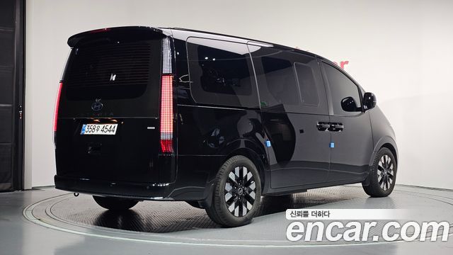 Hyundai Staria 2025 — photo 2