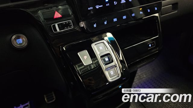Hyundai Staria 2025 — photo 12