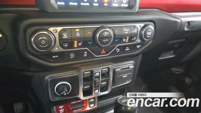 Jeep Wrangler 2021 — photo 28