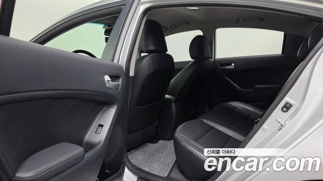 Kia K3 2015 — photo 17