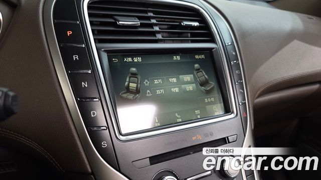 Lincoln MKX 2018 — photo 28