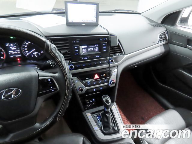 Hyundai AVANTE 2018 — photo 11