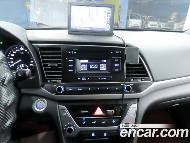 Hyundai AVANTE 2018 — photo 12